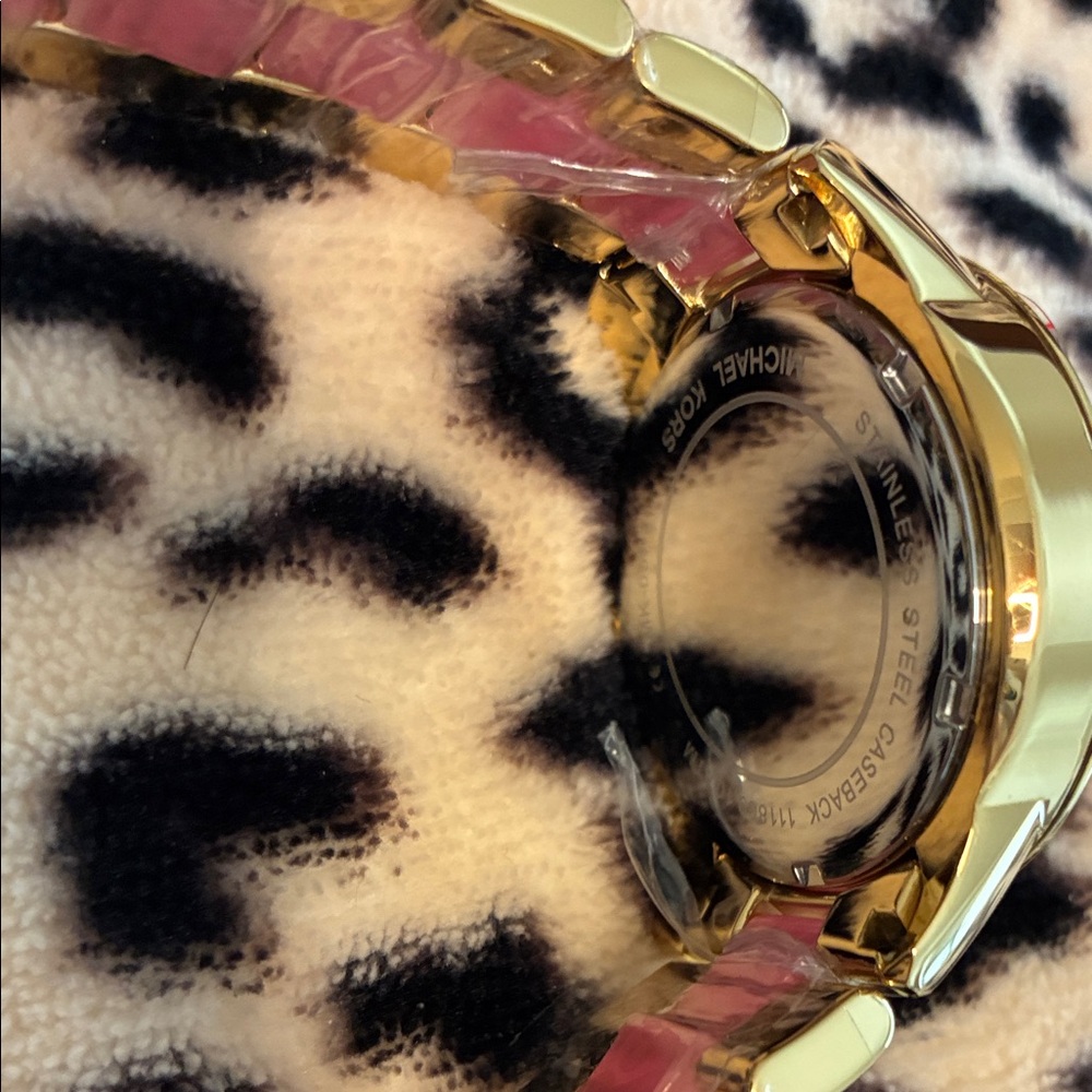 💞Michael Kors Gold Tone Watch with Pink Center Links 💞 - Picture 3 of 6